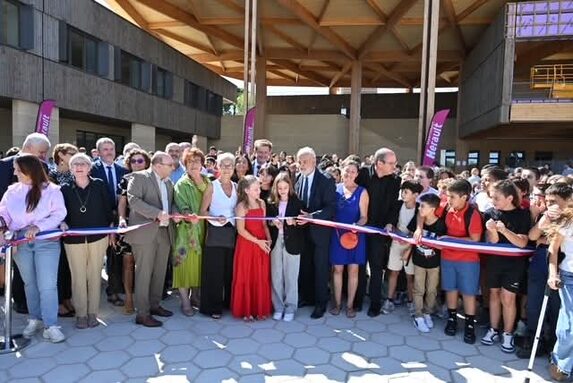 Photo coupure du ruban lors de l'inauguration.jpg